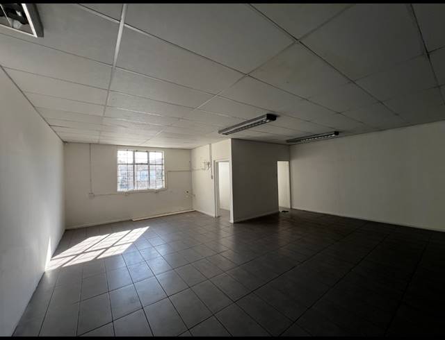 1,600M² WAREHOUSE TO LET IN PAROW EAST